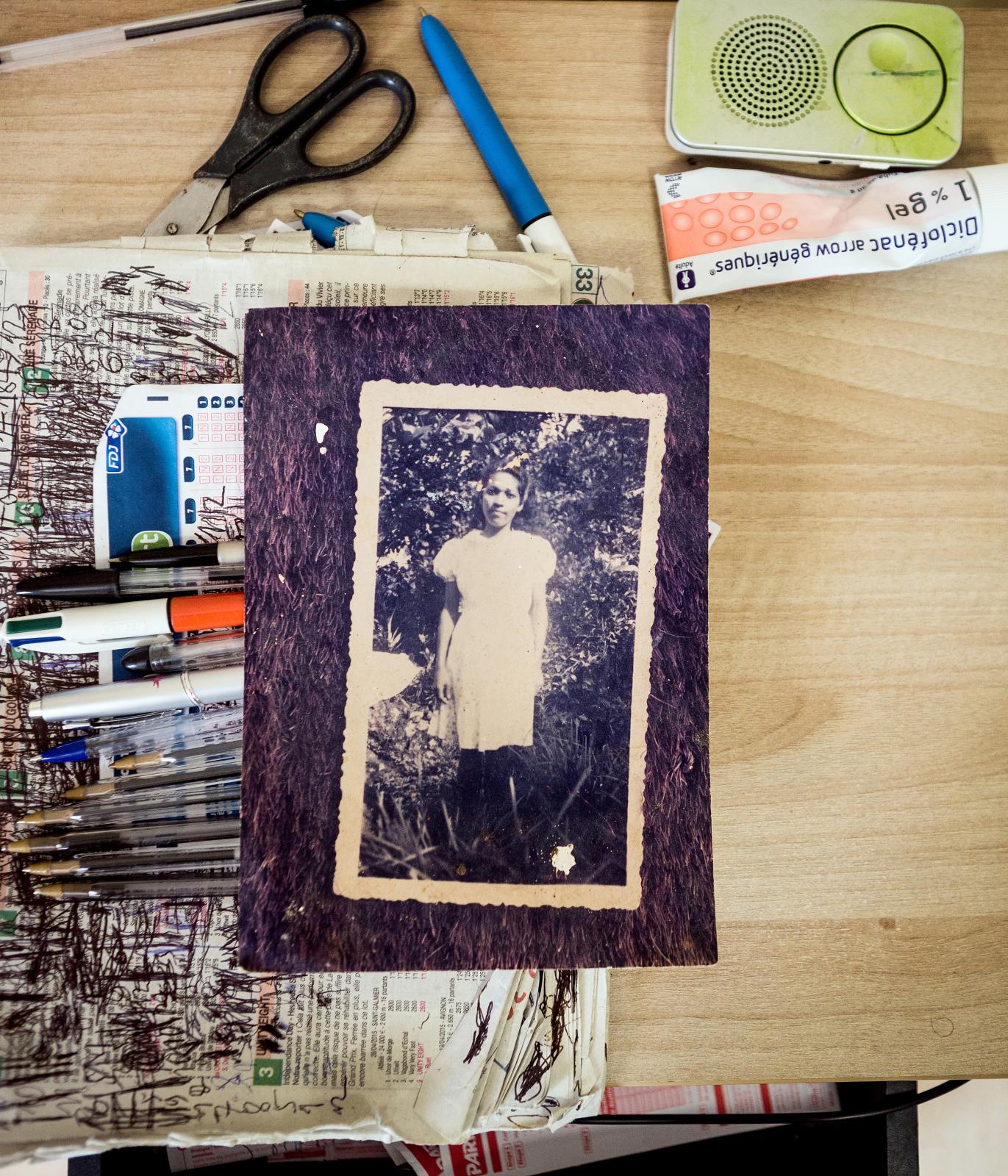 Untitled - Photo de la mère de Alix sur sa table de chevet à l’EHPAD