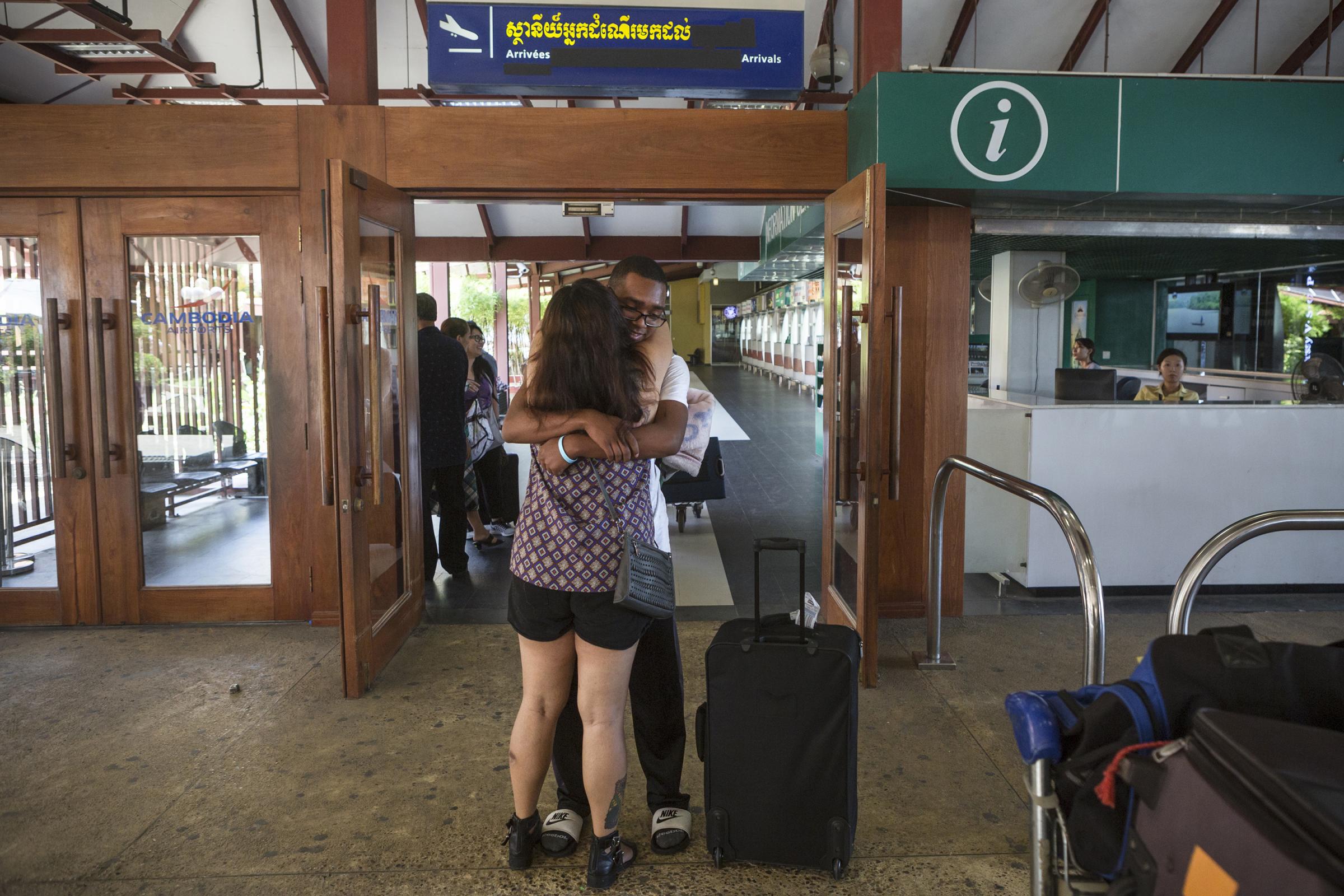 • L’histoire de Sophea et des Khméricains du Cambodge -  Juin 2016. Aéroport de Phnom-Penh....