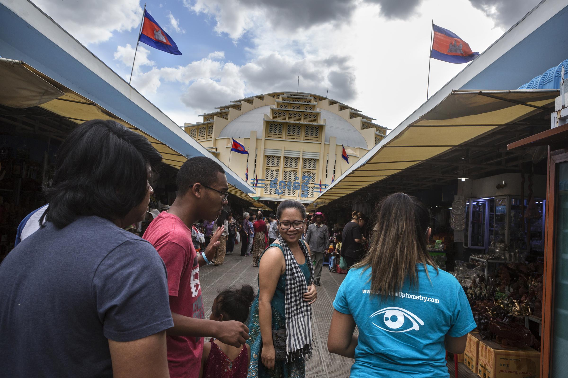 • L’histoire de Sophea et des Khméricains du Cambodge -  Juin 2016. Visite du plus grand centre commercial de...