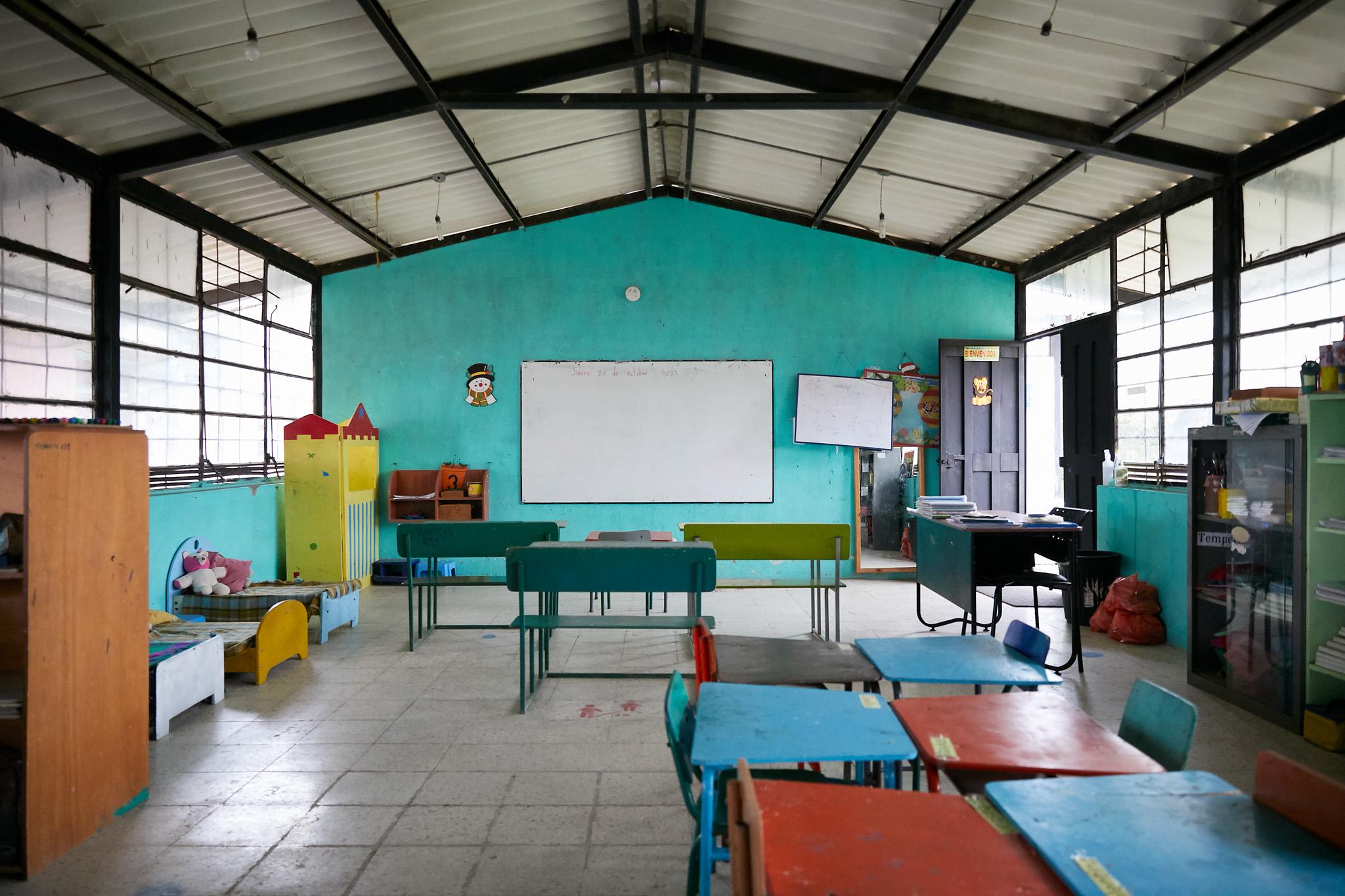 Interior de una de las aulas de la escuela Santa Isabel de la comunidad de Pacto Loma.