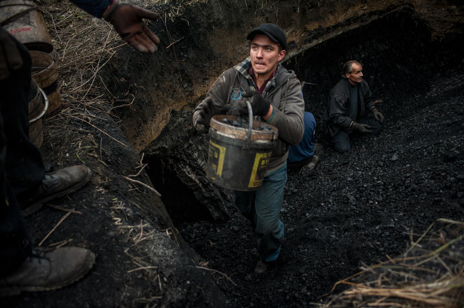 A group of men mine coal in Wał... and dangerous work conditions.