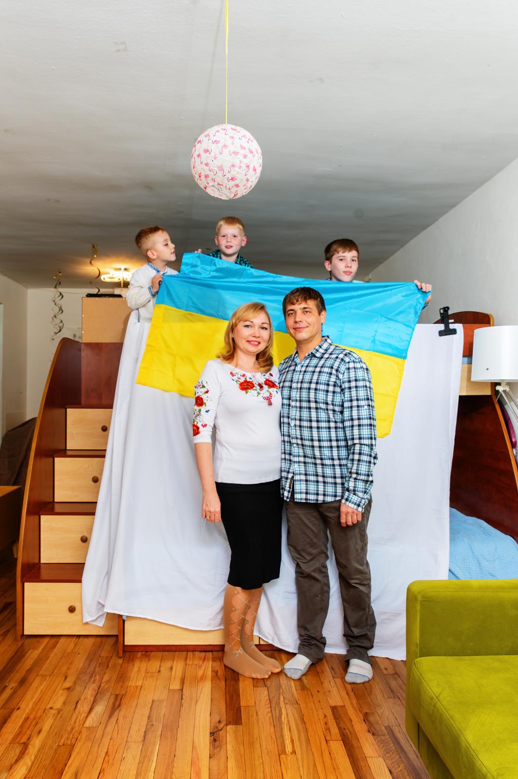 PARENTS: Refugees Meet "New Neighbors" - New Neighbors - Ukraininian family home visit