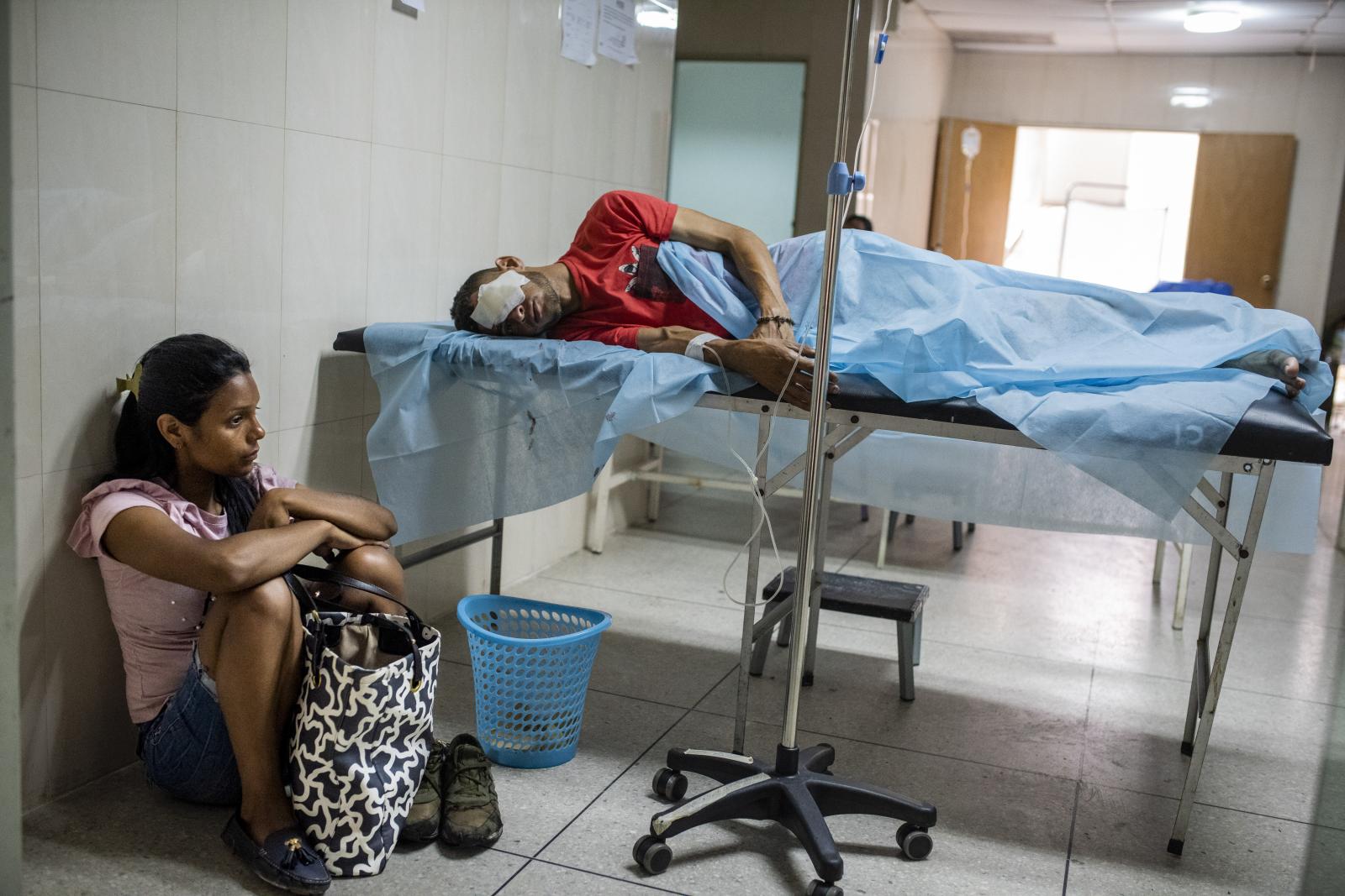 Venezuela / Between violence and justice - An anti-government protester is injured in the hospital...