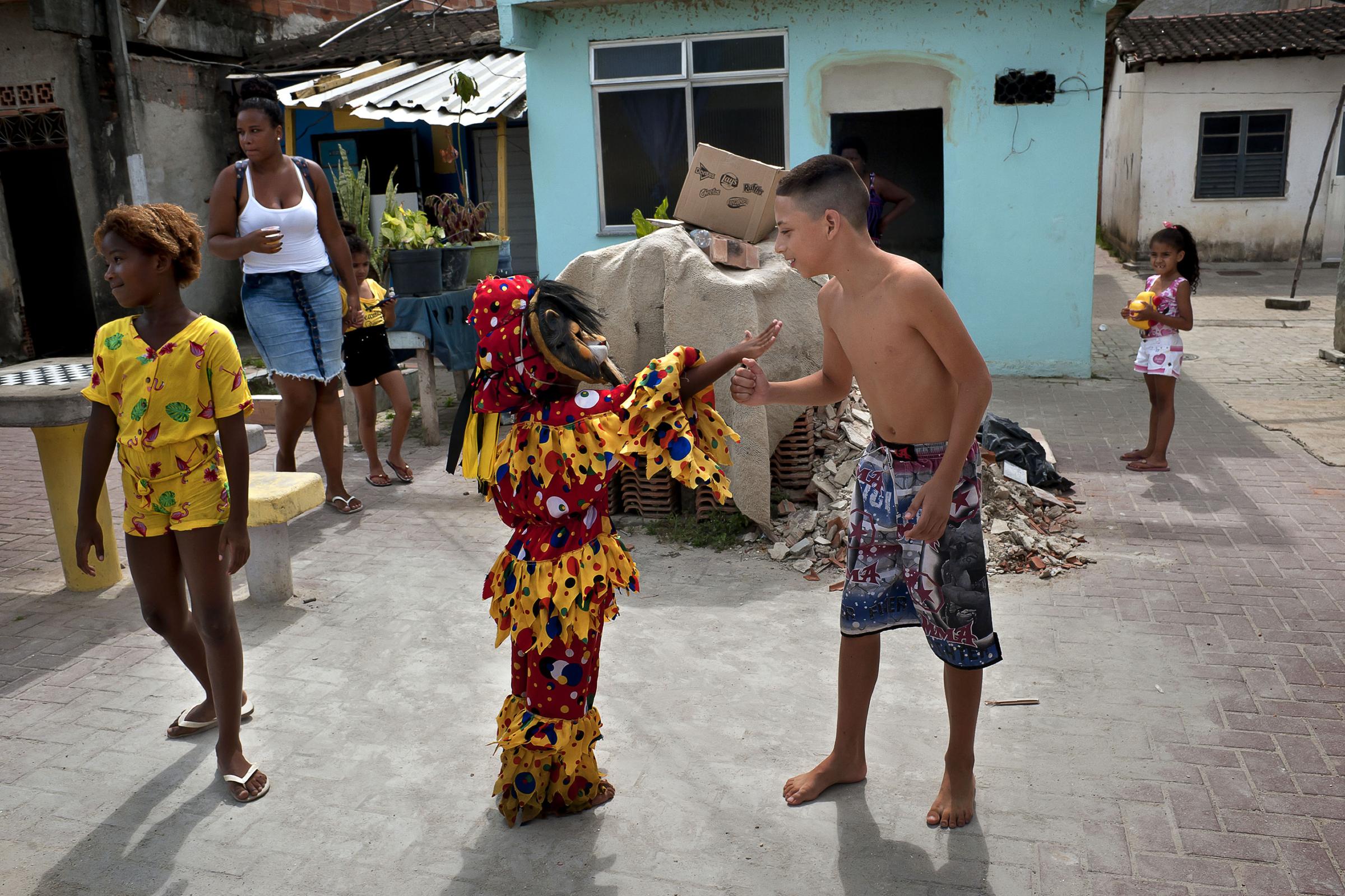 Folia de Reis - BRAZIL / Rio de Janeiro / Rio de Janeiro Theo is playing with a child in the favela Cidade de...
