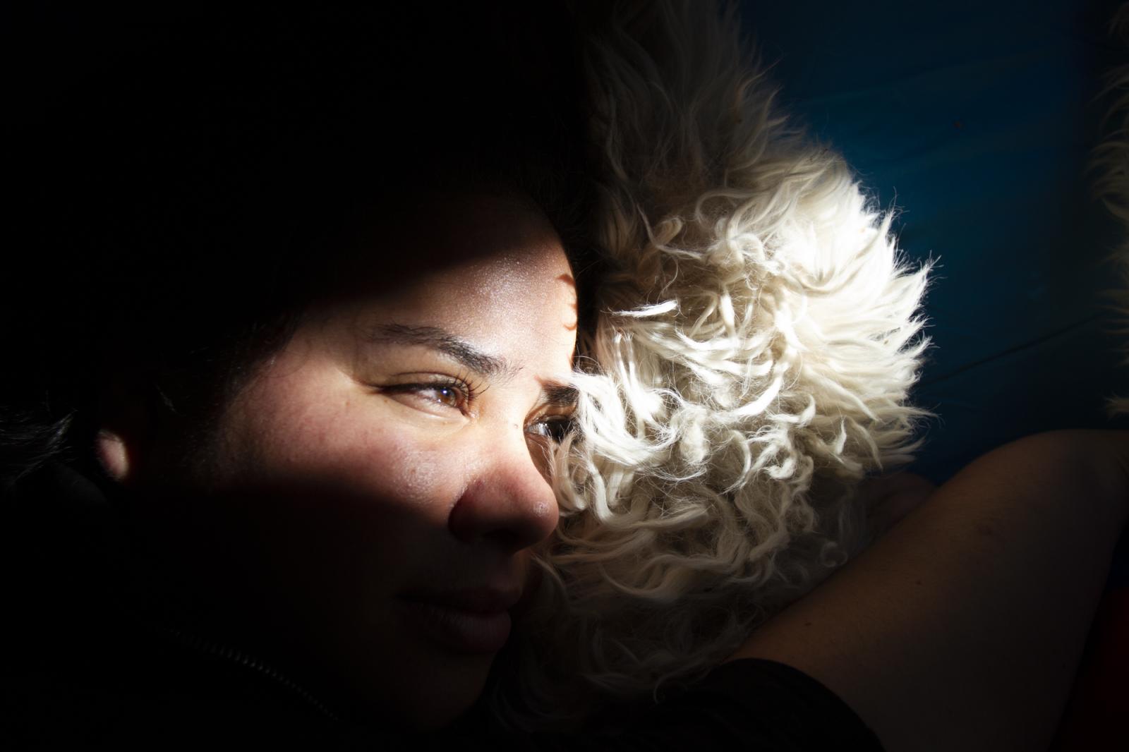  Su Salas abraza a su perro Domin&oacute; para un retrato en su casa, en Santiago de Chile,...