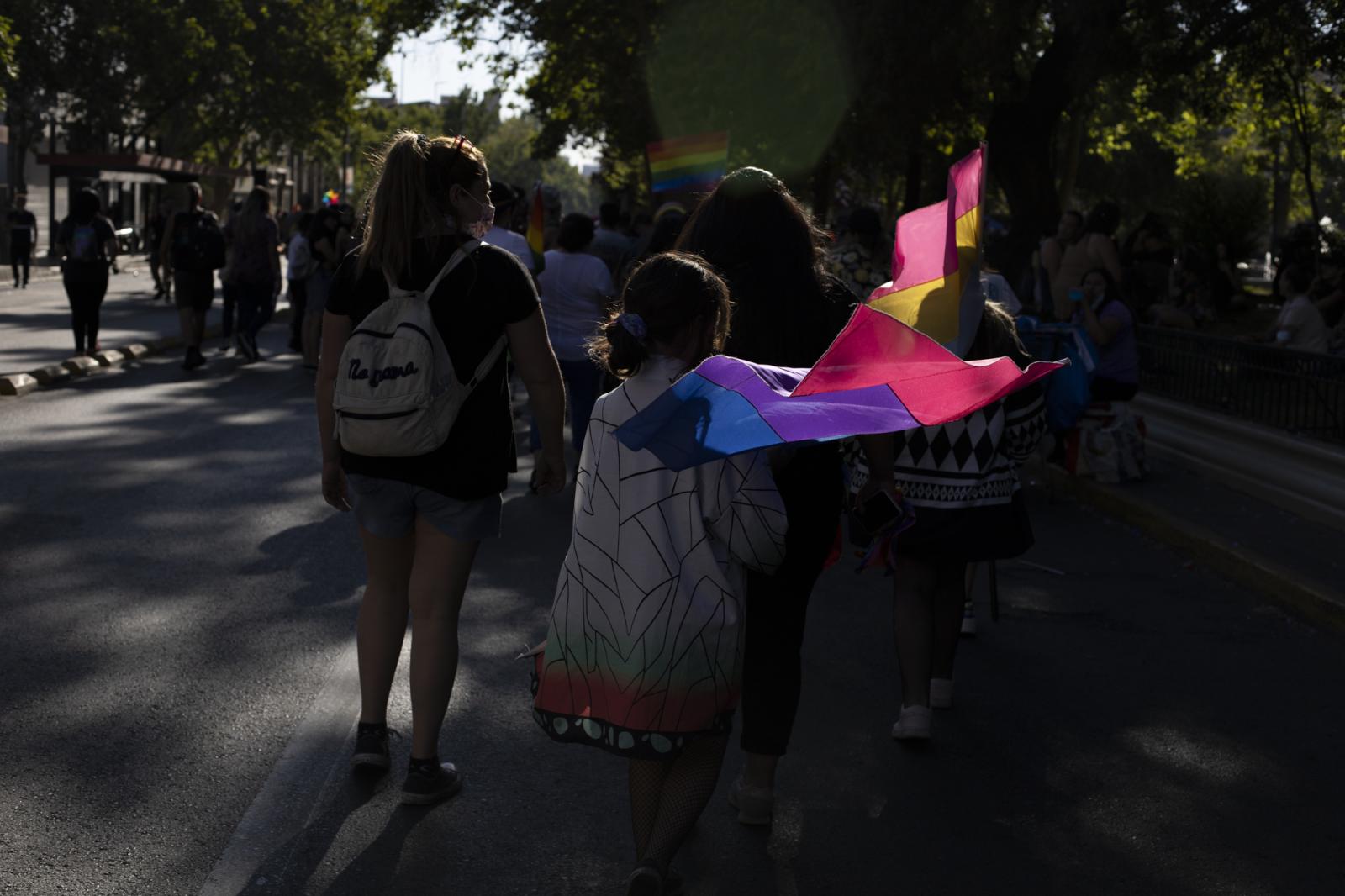 Orgullo - Un grupo familiar camina por la avenida Libertador...