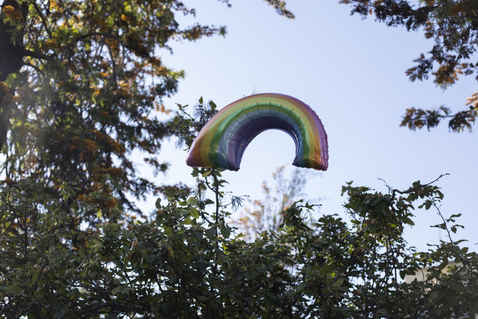 Orgullo - Un globo con forma de arco iris en la avenida Libertador...