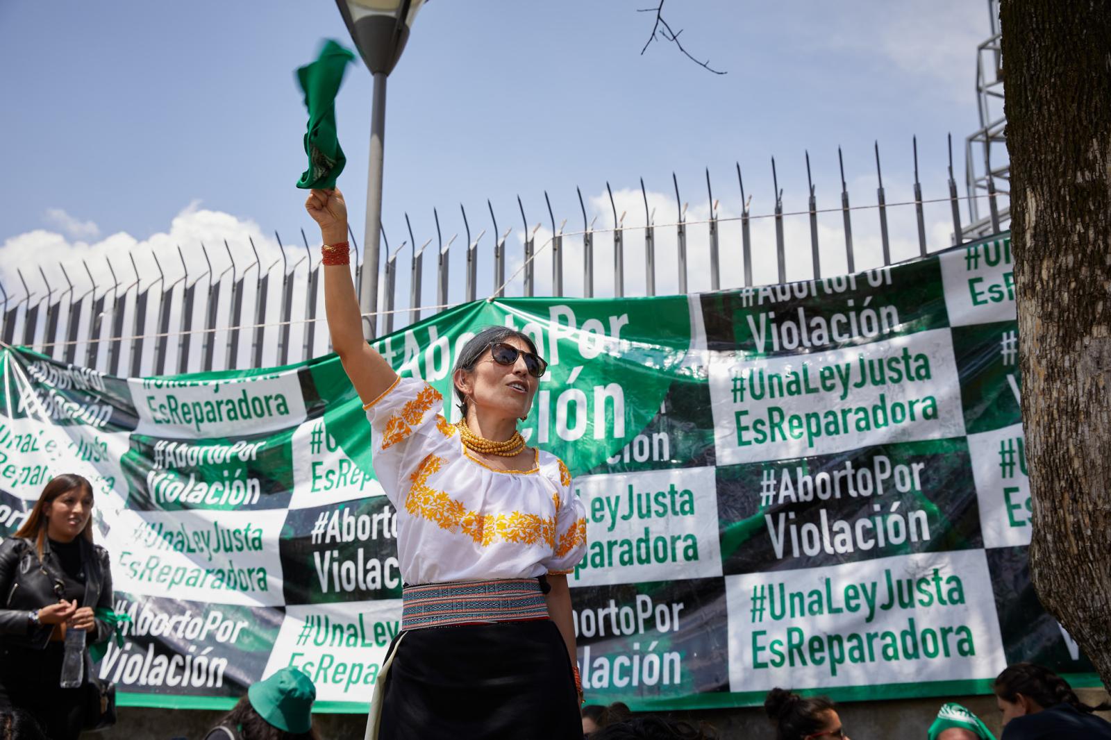 Una mujer sostiene un pa&nt...Ecuador, 17 de febrero de 2022.