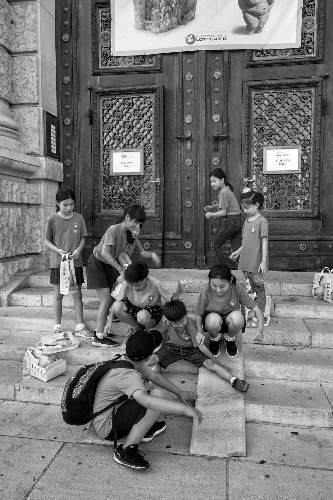 The World in Black & White 2018-2020 -  Kids in Front of a Museum /&nbsp;  Vienna