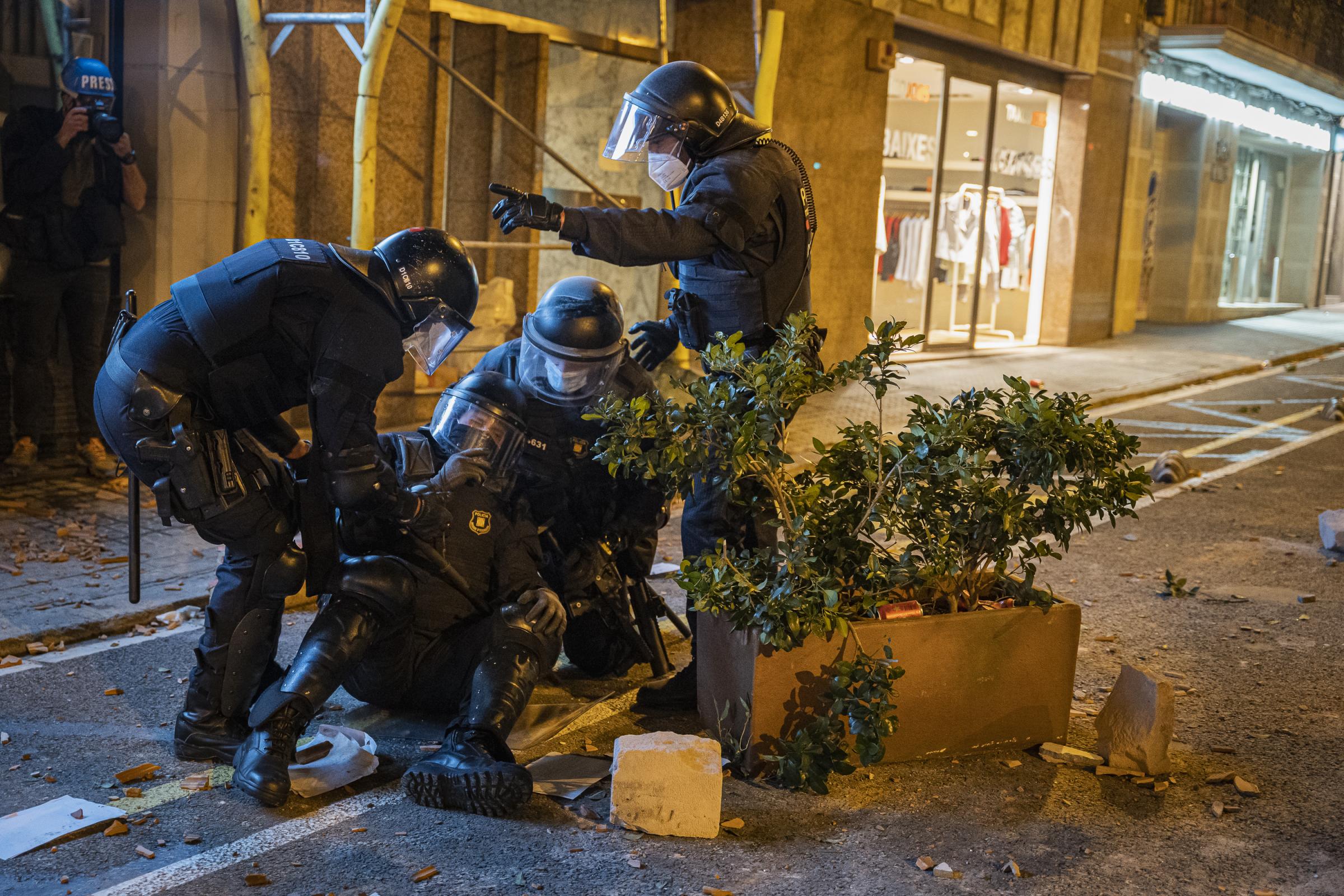 Agents of the Mossos de Esquadra rescue a colleague injured during the riots.