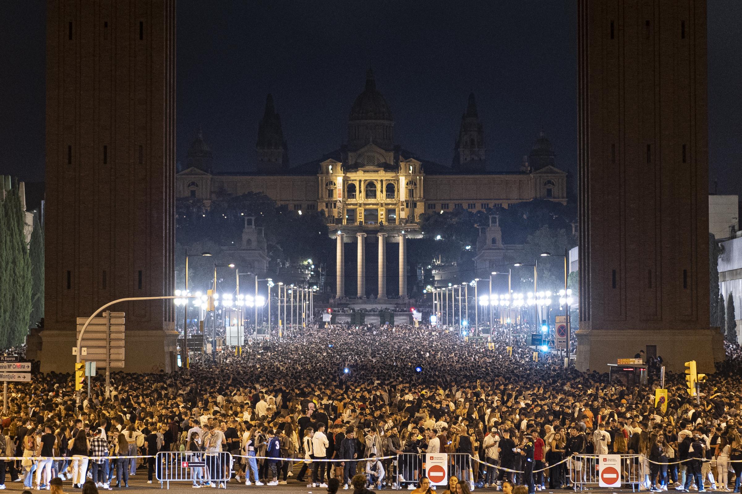 Some forty thousand people gathered on Reina Maria Cristina avenue between the Venetian Towers...