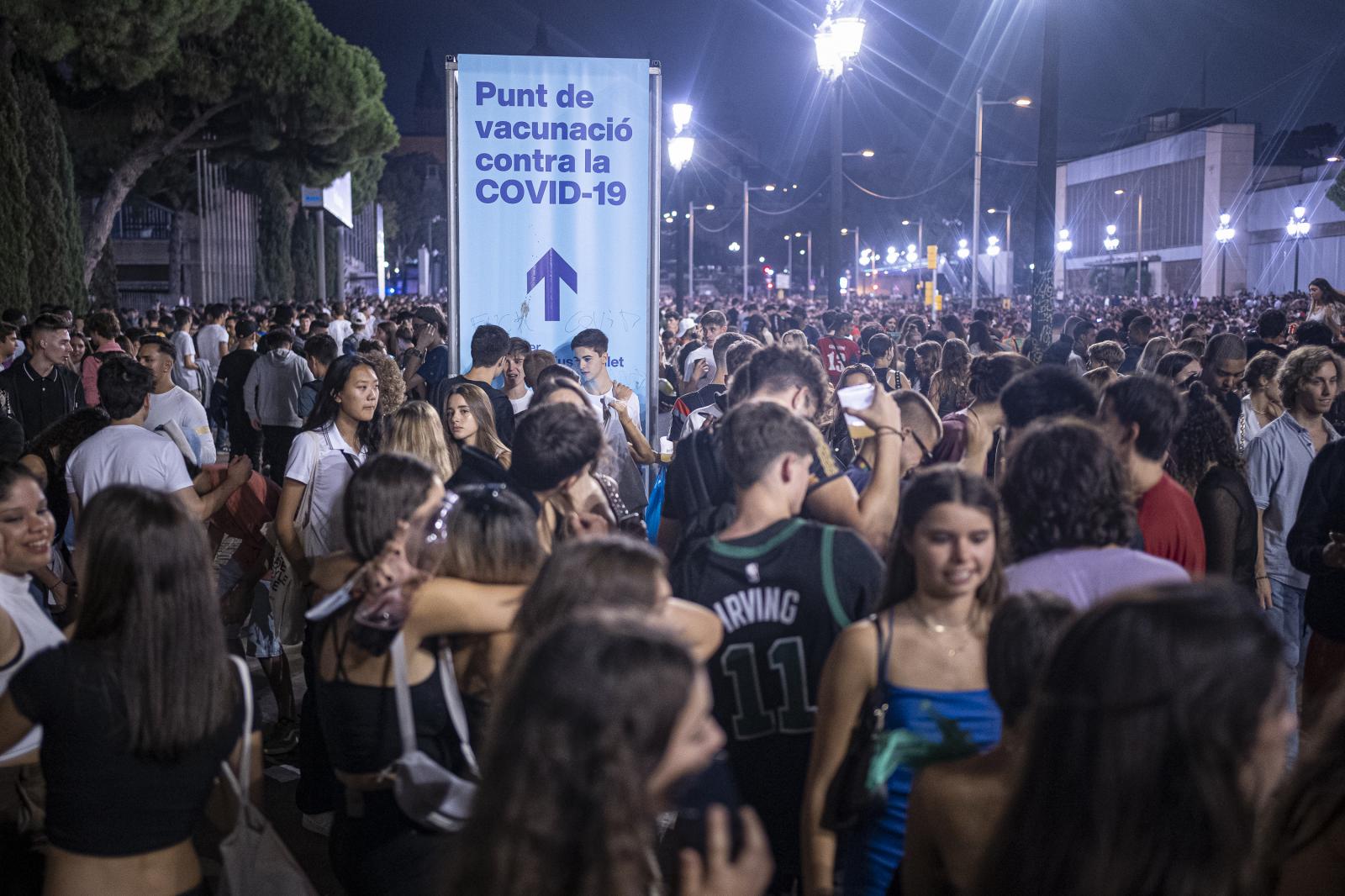 A group of young people drink a...e Merc&egrave; festivities.