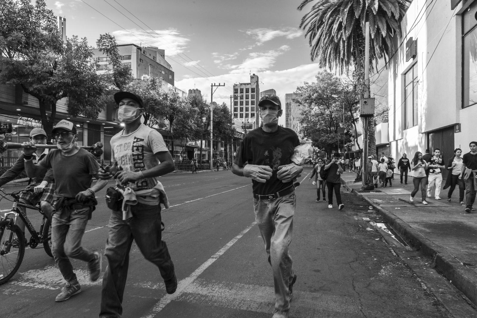 People run through the streets ...escue work. September 19, 2017.