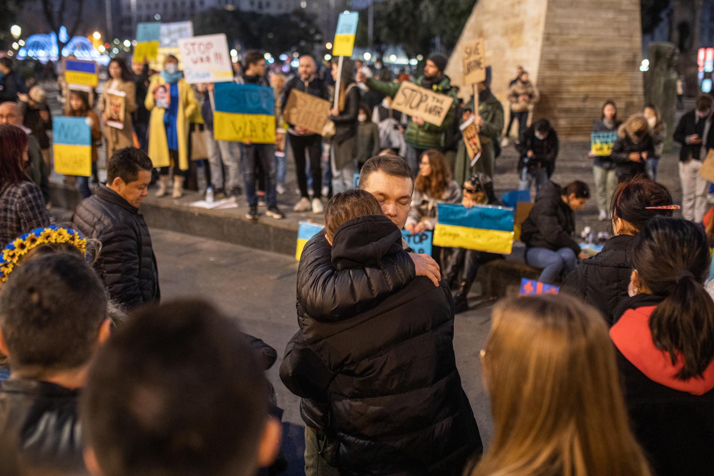 Protestors In Spain Rally For Ukraine After Russian Invasion - BARCELONA, SPAIN - FEBRUARY 26: A couple embrace at a...