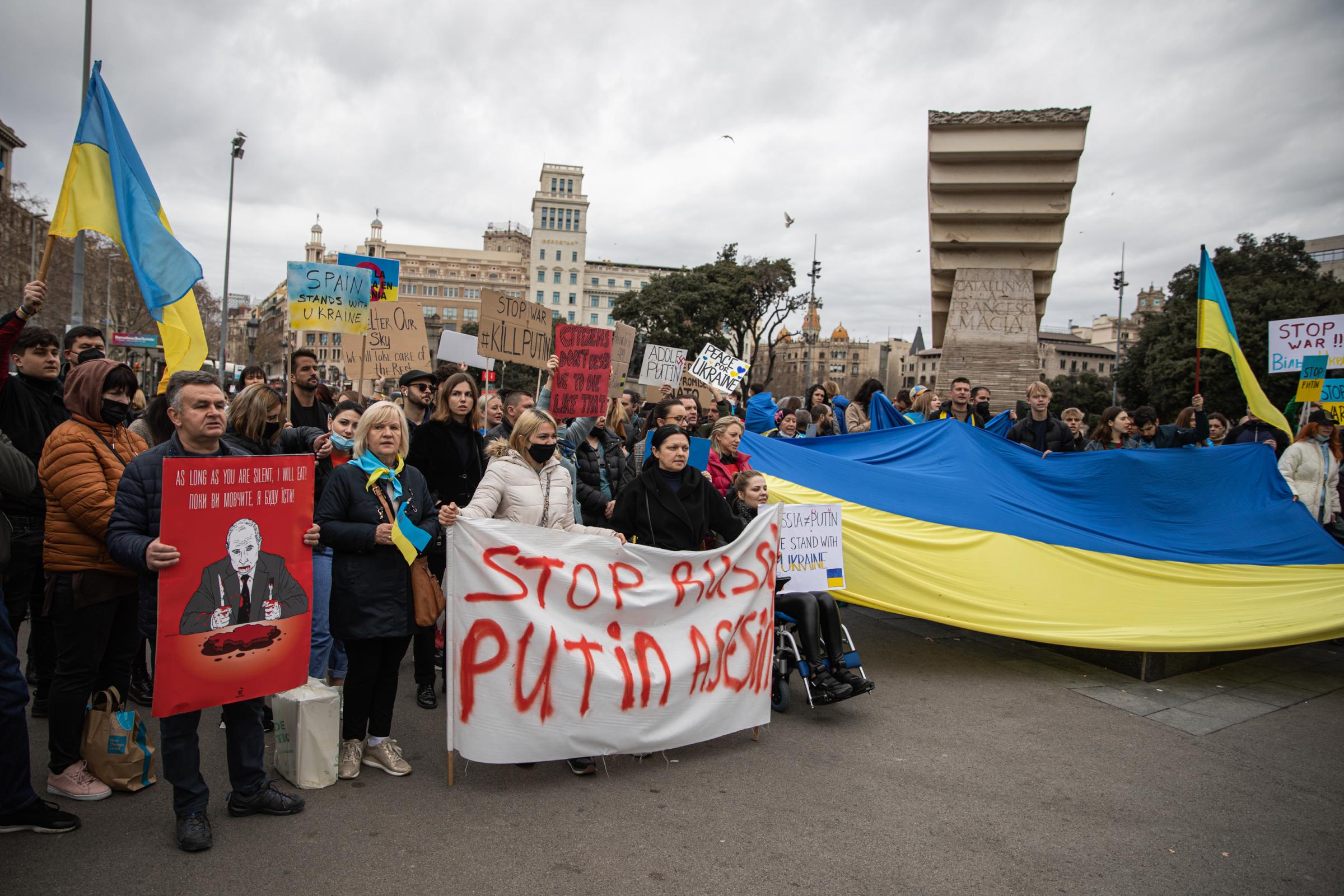 Protestors In Spain Rally For Ukraine After Russian Invasion - BARCELONA, SPAIN - FEBRUARY 26: People take part in a...