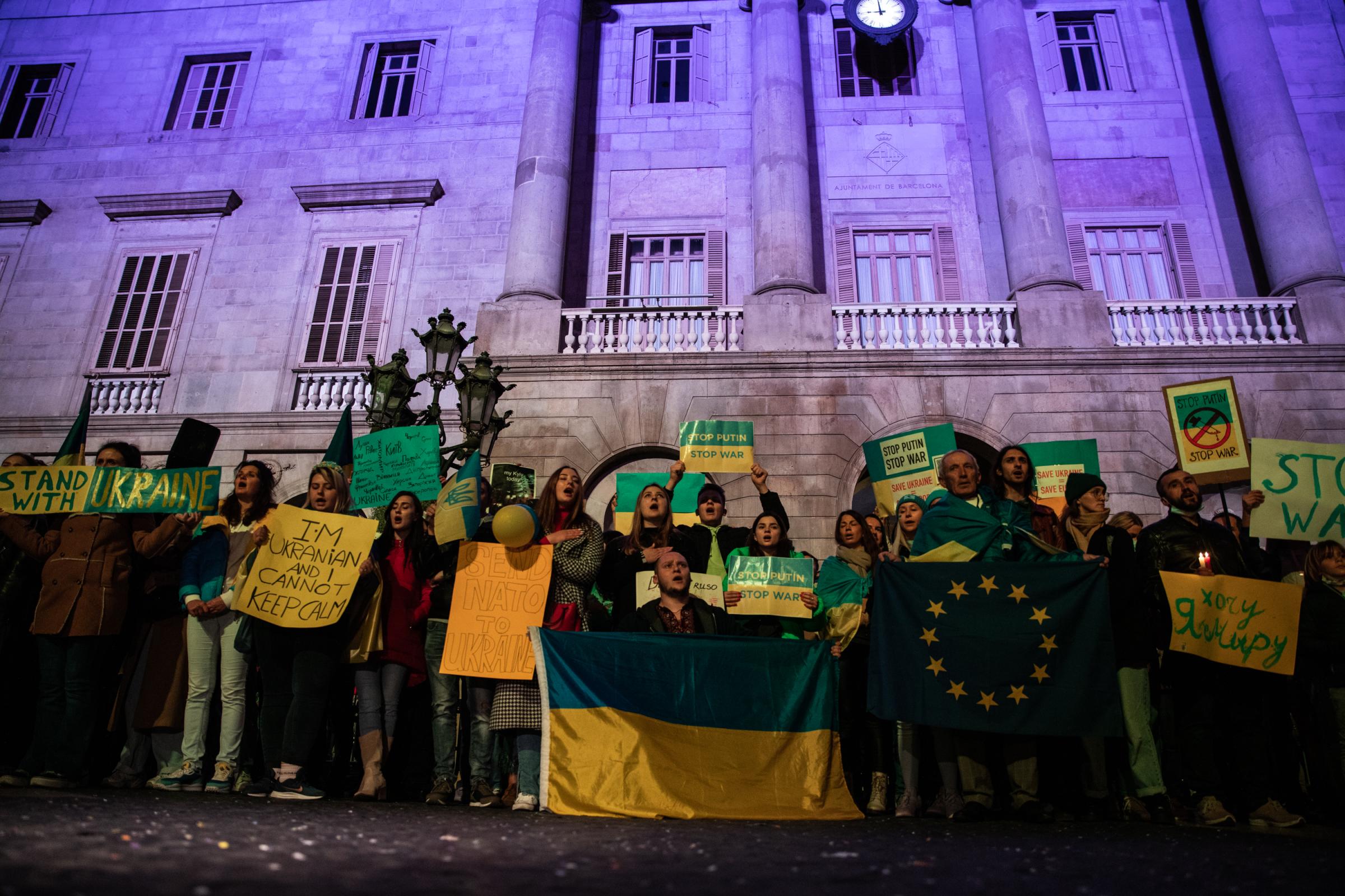 Protestors In Spain Rally For Ukraine After Russian Invasion - BARCELONA, SPAIN - FEBRUARY 25: People take part in the...
