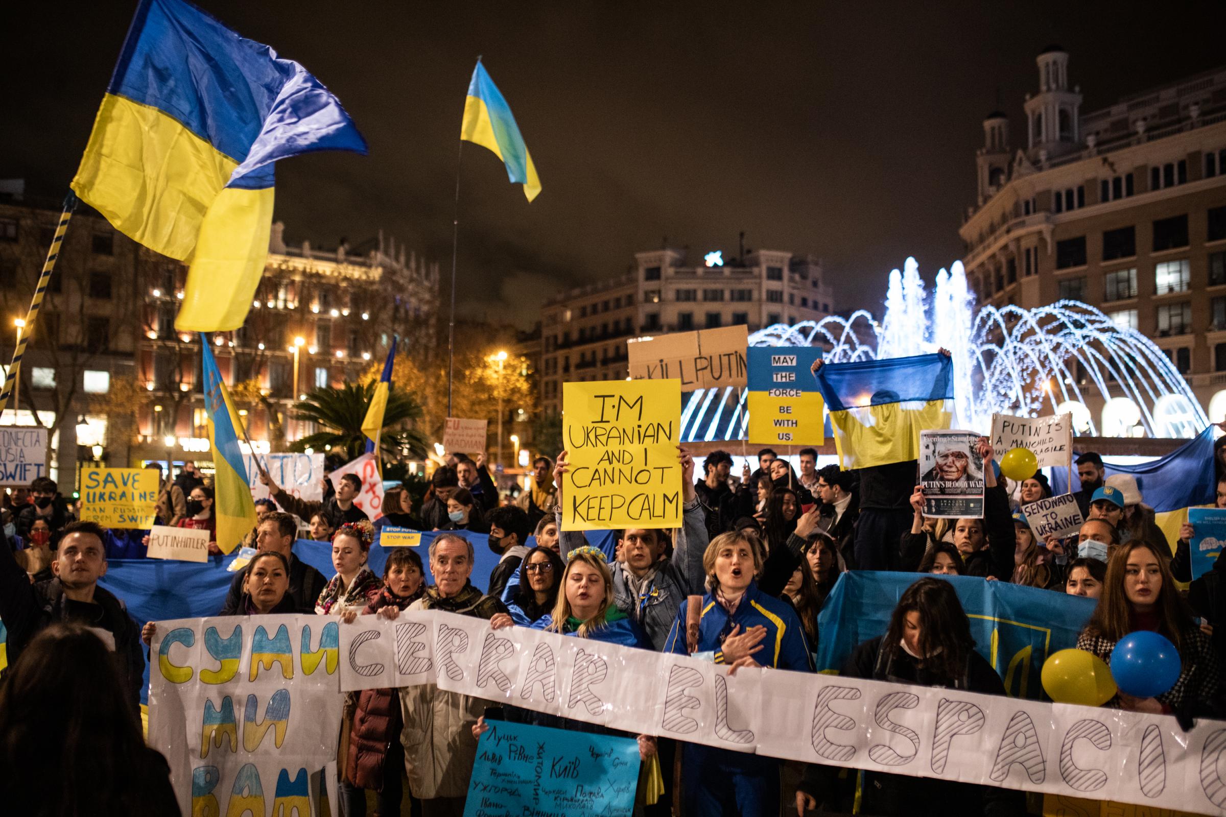Protestors In Spain Rally For Ukraine After Russian Invasion - BARCELONA, SPAIN - FEBRUARY 25: People take part in a...