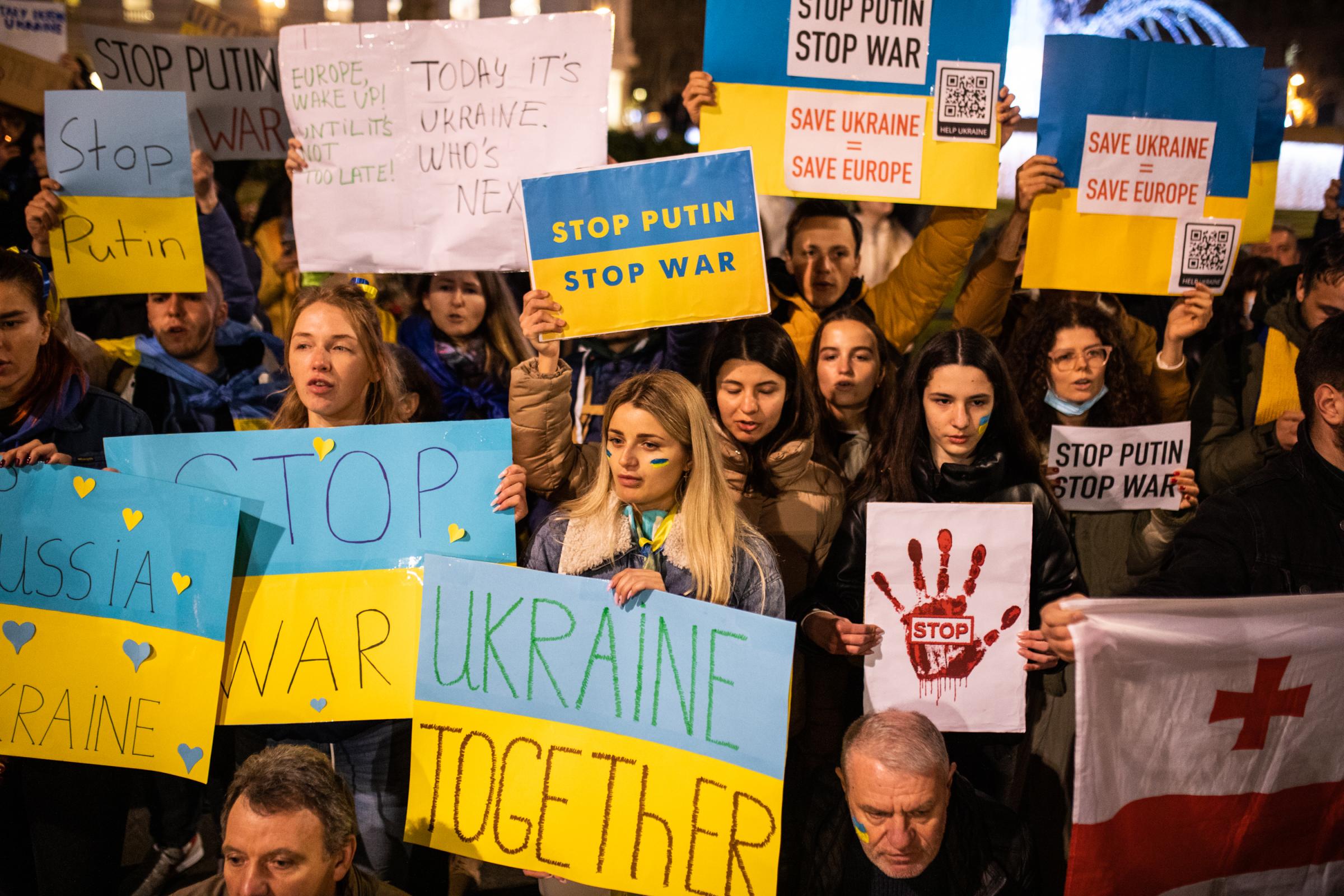 Protestors In Spain Rally For Ukraine After Russian Invasion - BARCELONA, SPAIN - FEBRUARY 25: People take part in a...