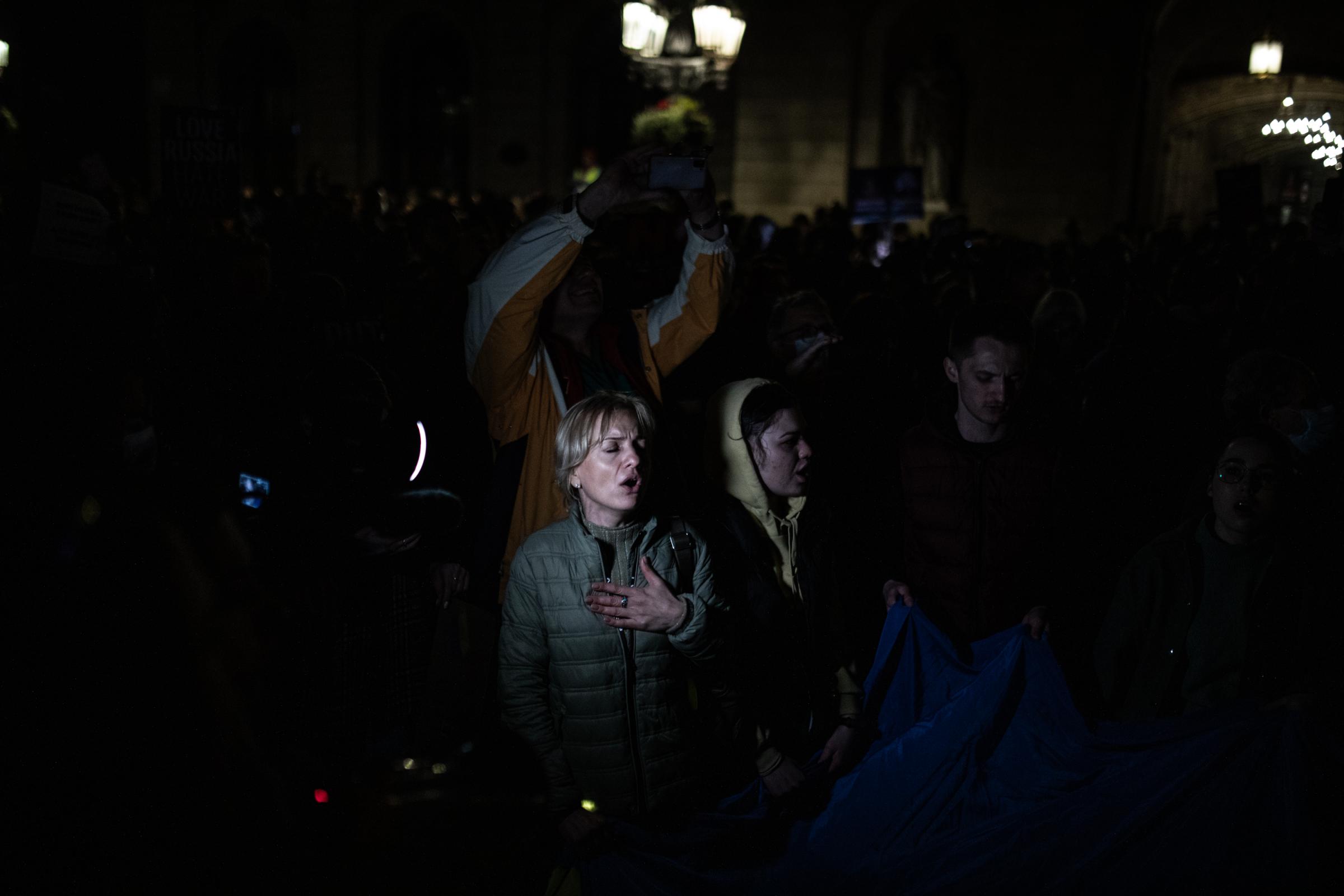 Protestors In Spain Rally For Ukraine After Russian Invasion - BARCELONA, SPAIN - FEBRUARY 24: People protest and sing...