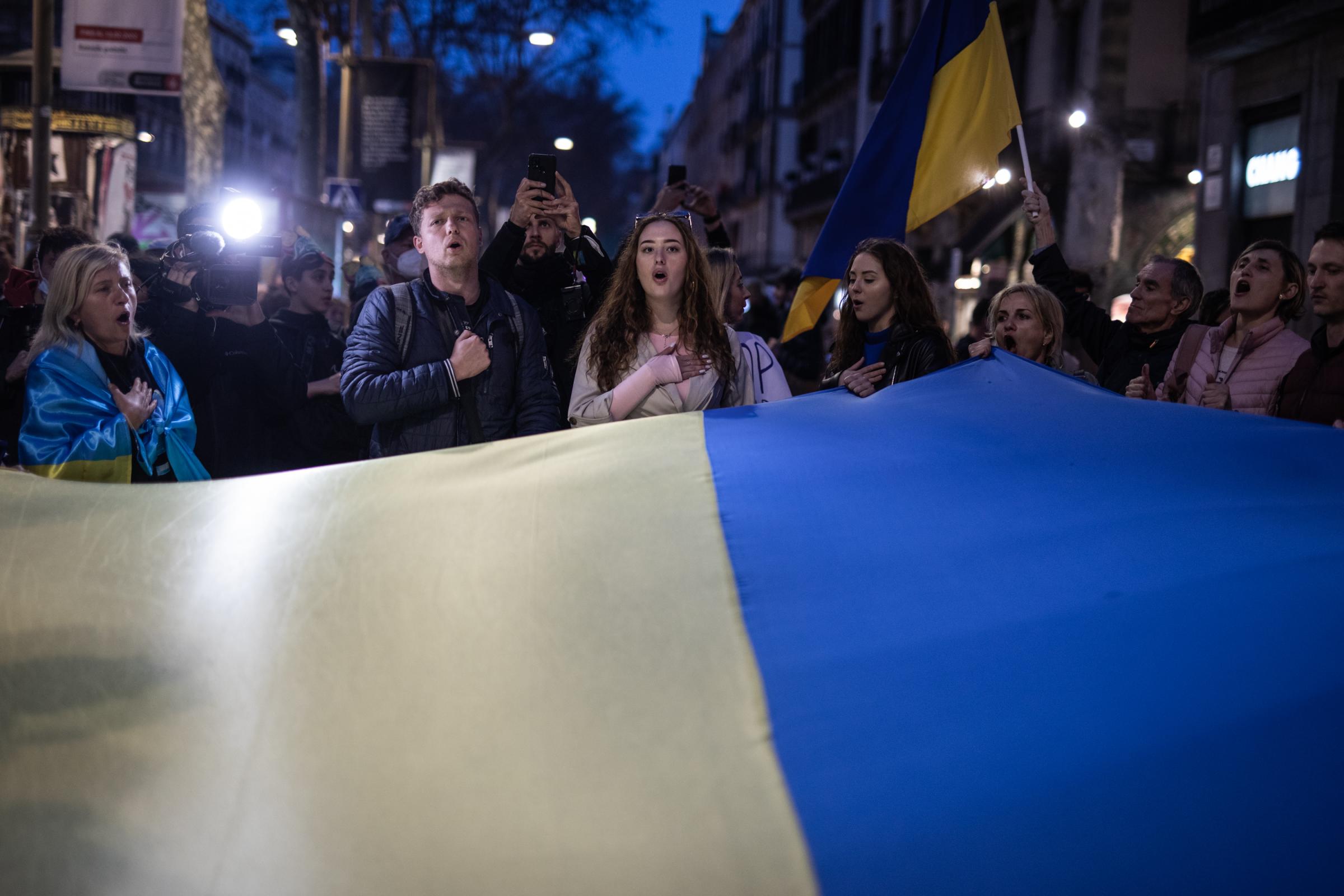 Protestors In Spain Rally For Ukraine After Russian Invasion - BARCELONA, SPAIN - FEBRUARY 24: People protest and sing...