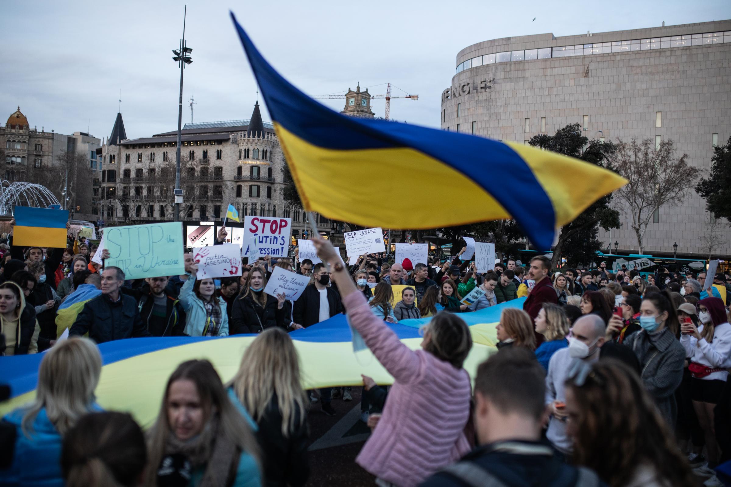 Protestors In Spain Rally For Ukraine After Russian Invasion - BARCELONA, SPAIN - FEBRUARY 24: People protest against...