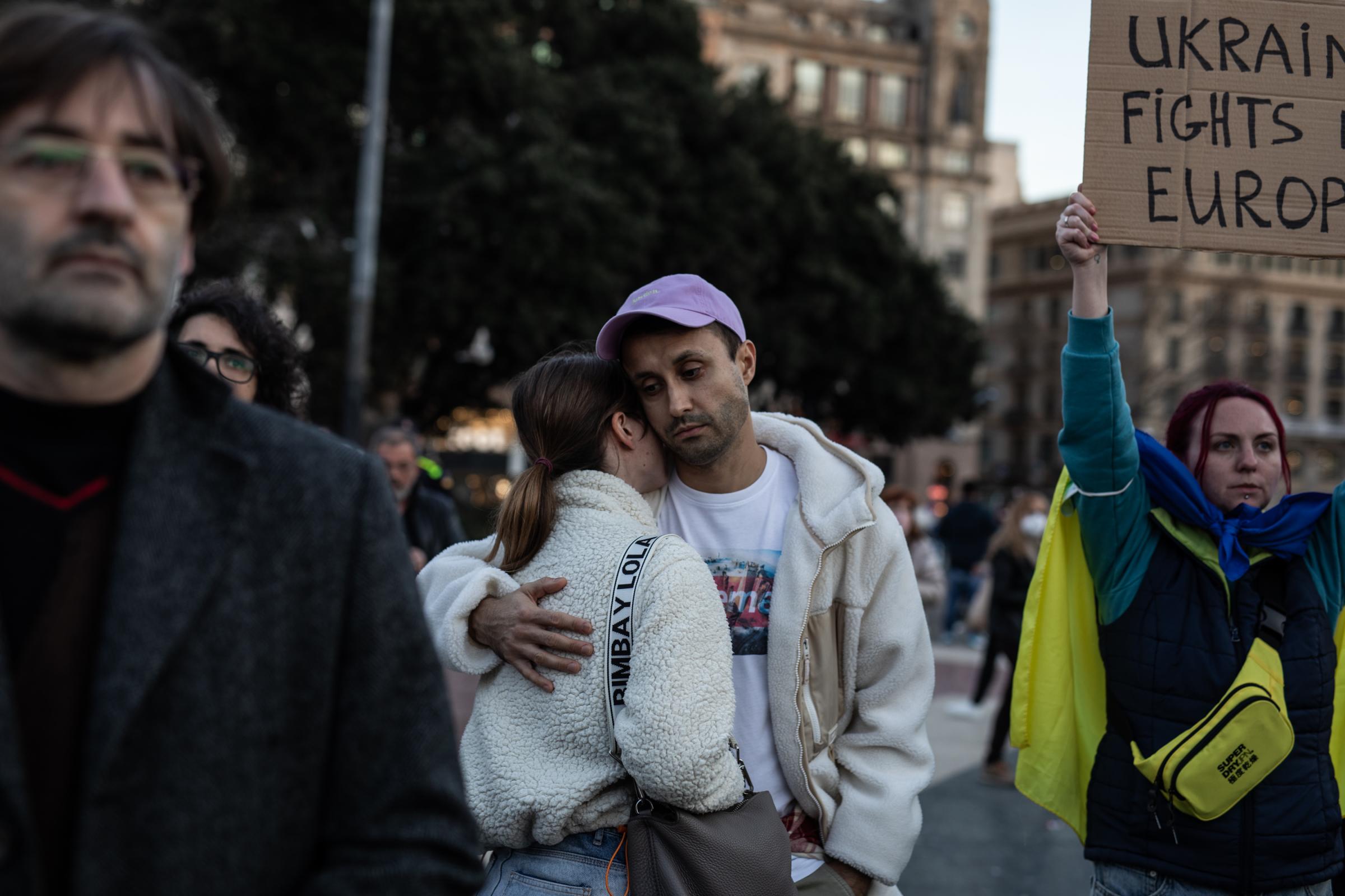 Protestors In Spain Rally For Ukraine After Russian Invasion - BARCELONA, SPAIN - FEBRUARY 24: A couple embrace at the...