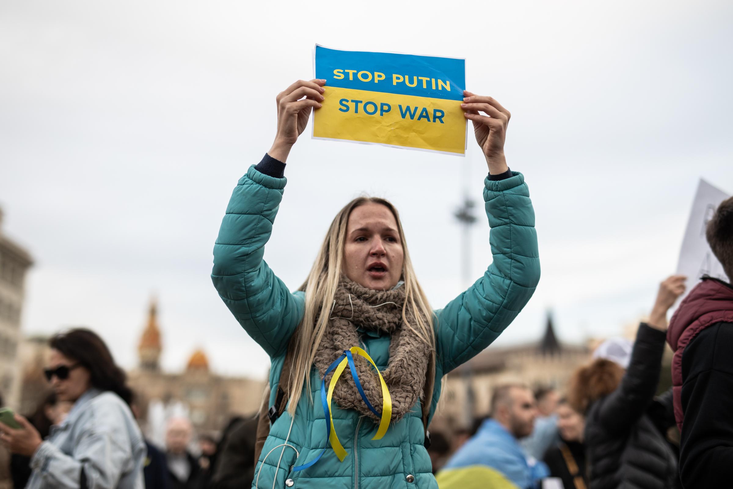 Protestors In Spain Rally For Ukraine After Russian Invasion - BARCELONA, SPAIN - FEBRUARY 24: People protest against...