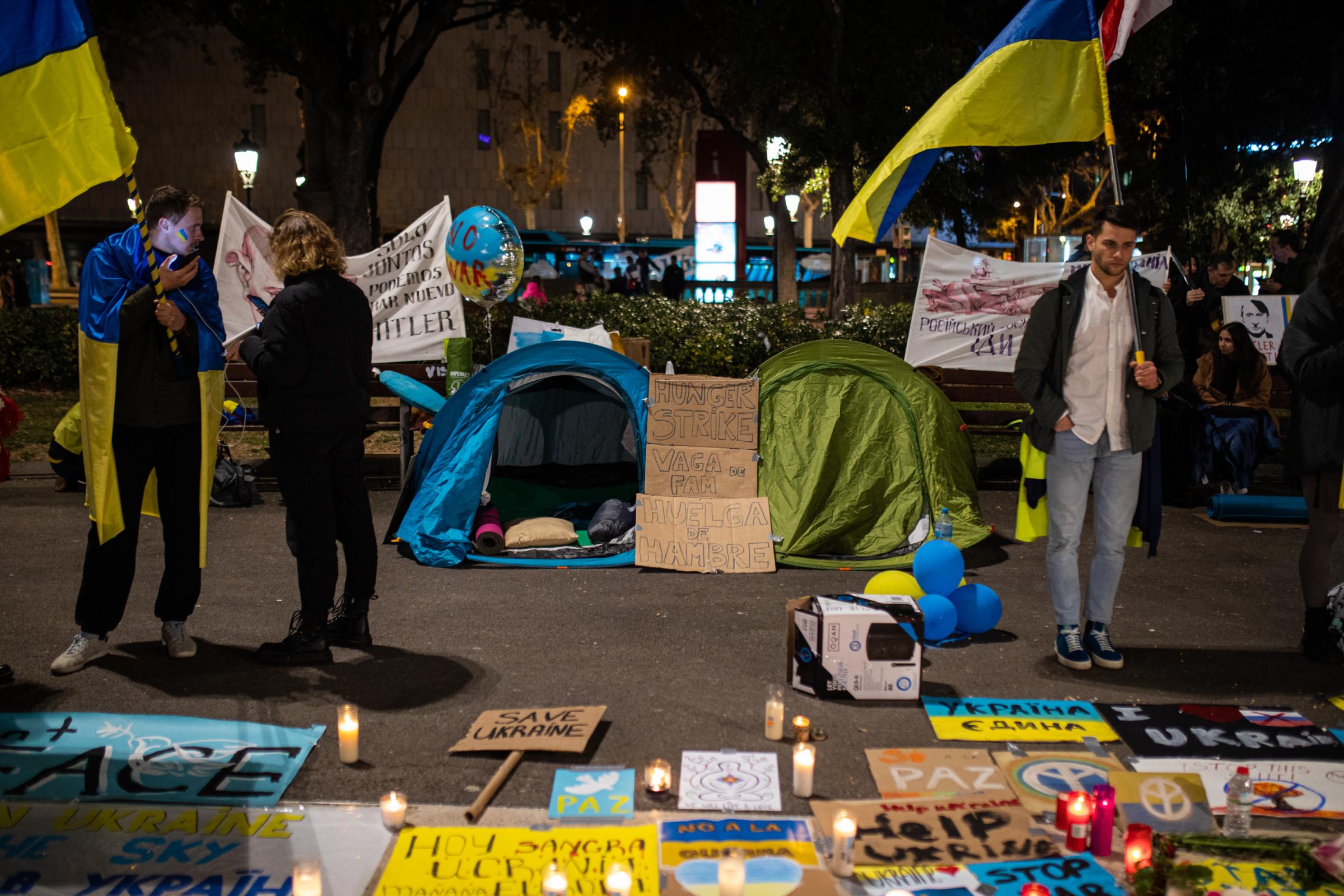Protestors In Spain Rally For Ukraine After Russian Invasion - BARCELONA, SPAIN - FEBRUARY 27: Camping tents where two...