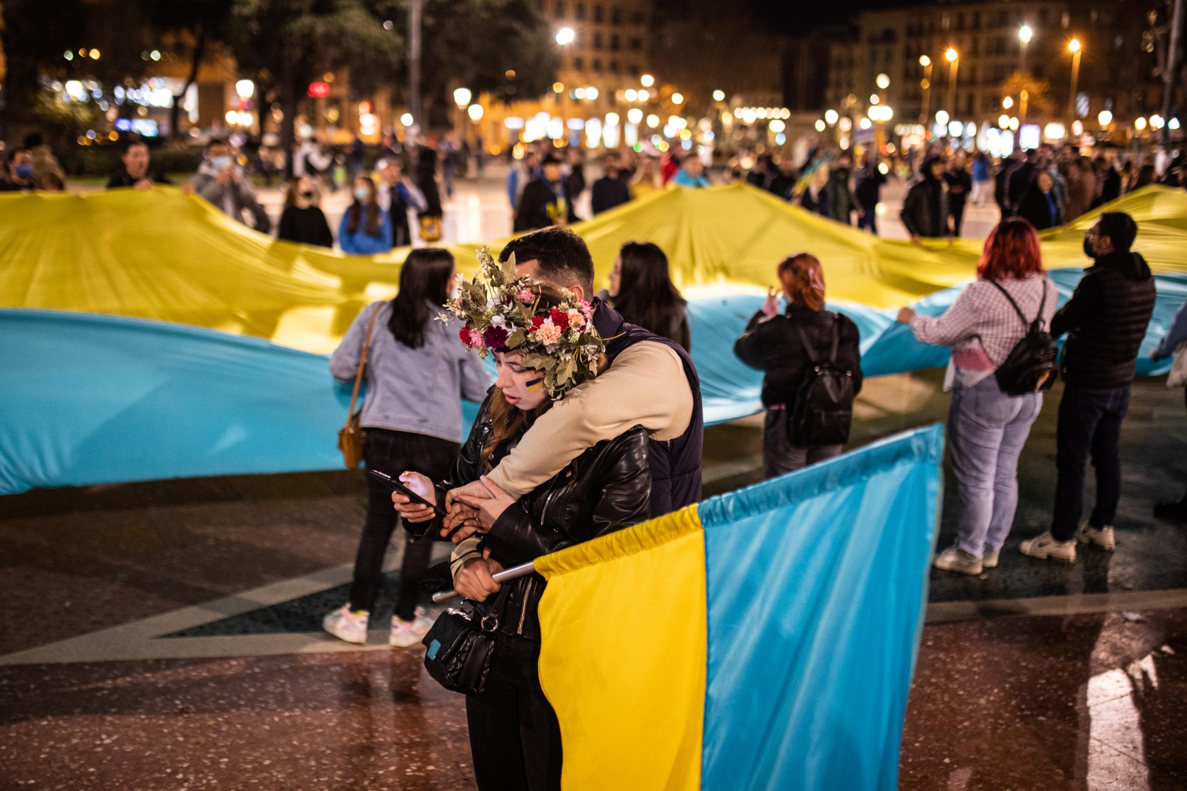 Protestors In Spain Rally For Ukraine After Russian Invasion - BARCELONA, SPAIN - FEBRUARY 27: A couple embrace at a...