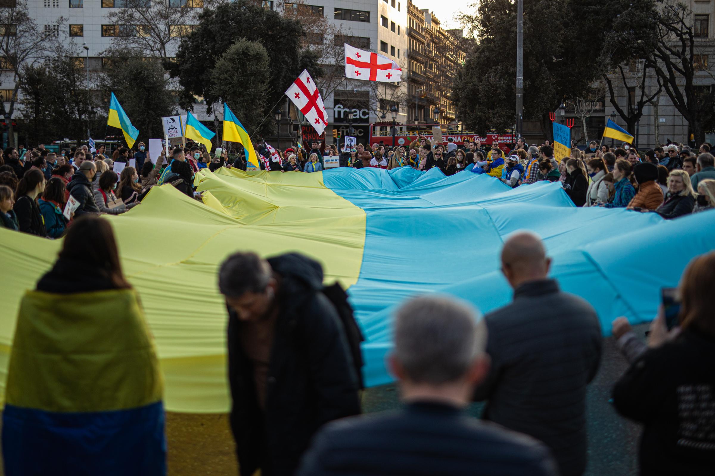 Protestors In Spain Rally For Ukraine After Russian Invasion - BARCELONA, SPAIN - FEBRUARY 27: People take part in a...