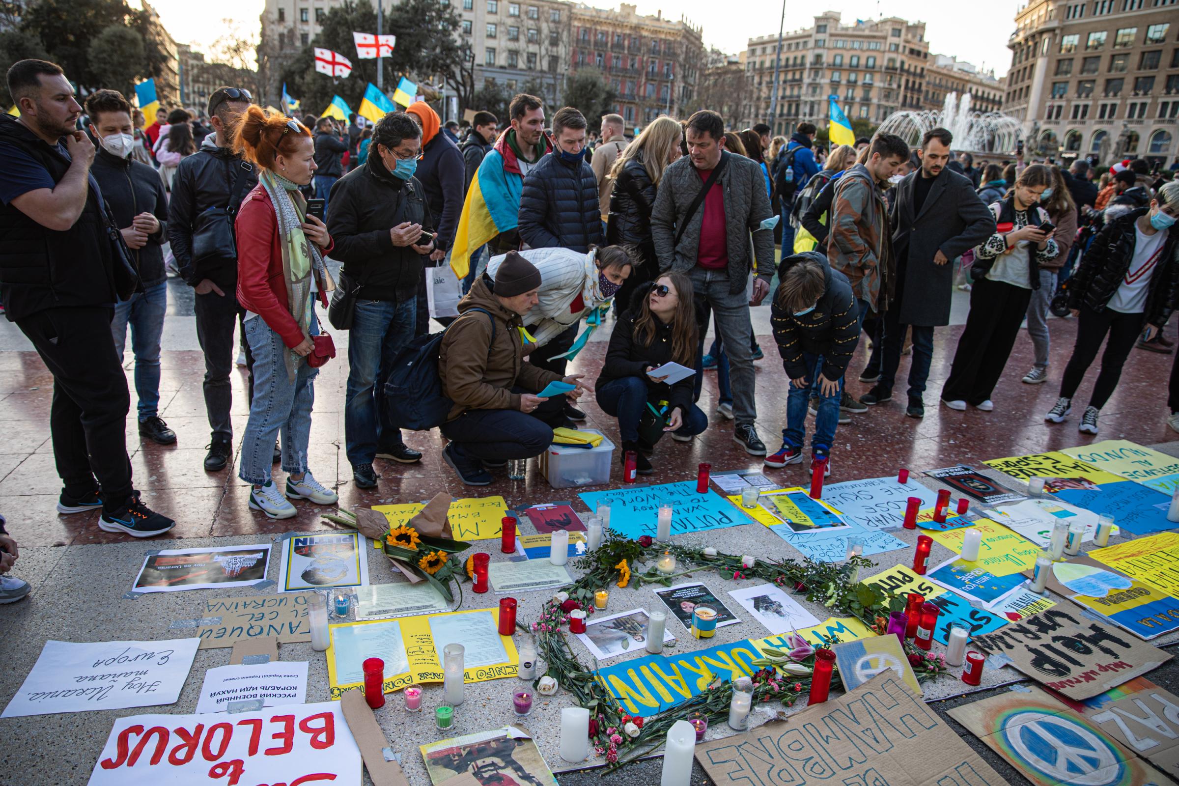 Protestors In Spain Rally For Ukraine After Russian Invasion - BARCELONA, SPAIN - FEBRUARY 27: People take part in a...