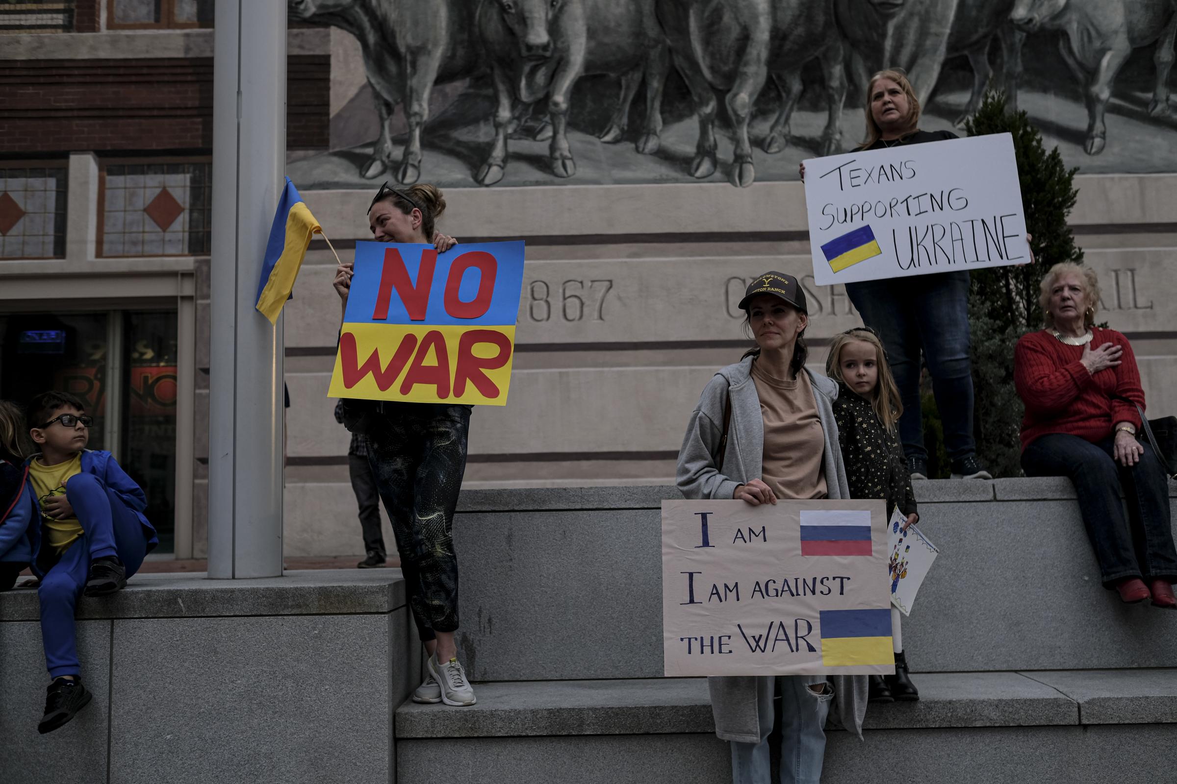 Art and Documentary Photography - Loading RUSANOWSKY_20220304_Save_Ukraine_Protest_Fort_Worth_2_2983.JPG