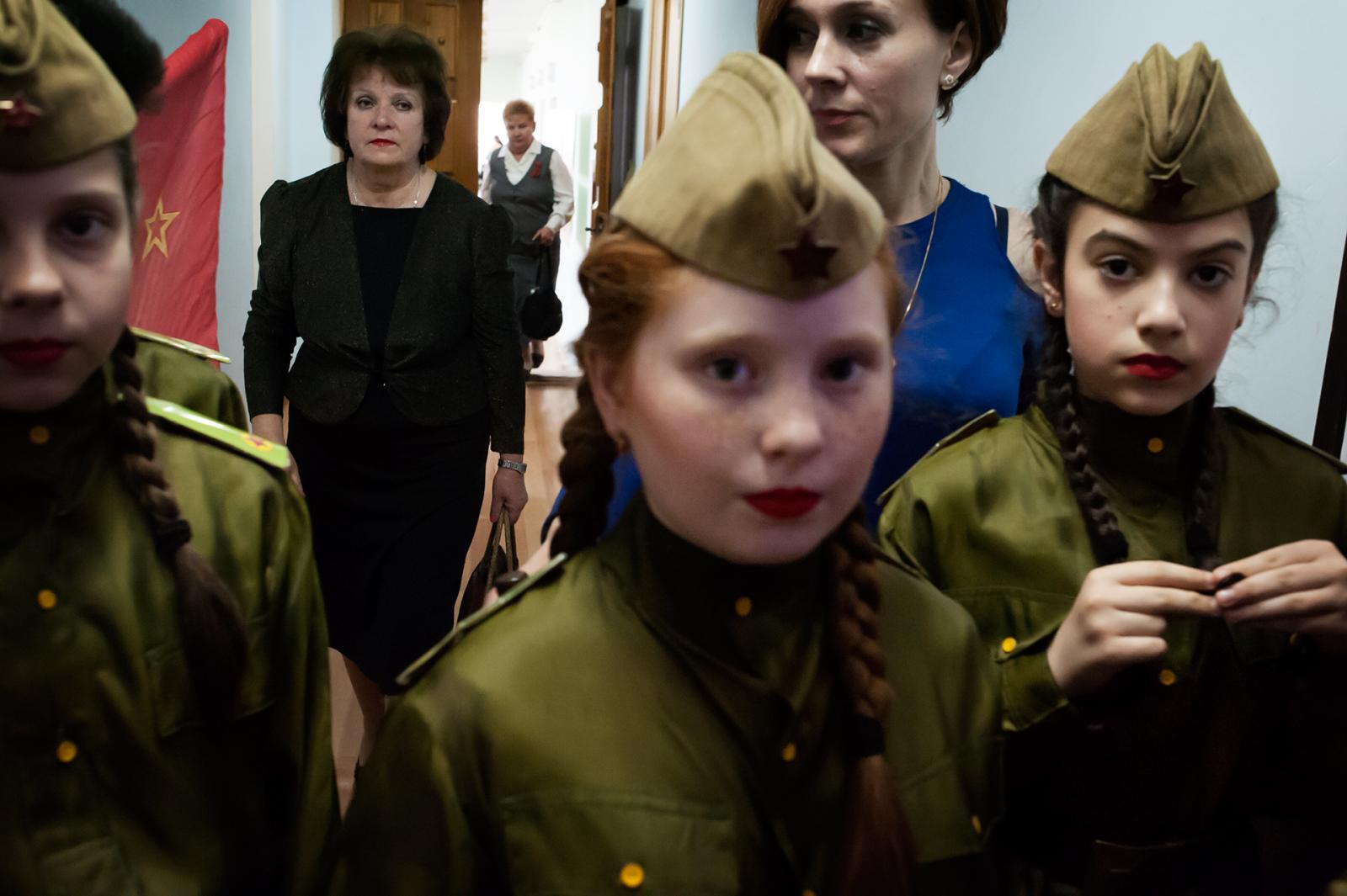  Zdjęcie 1: Dzieci przed spekta...wa ZSRR w II wojnie światowej. 
