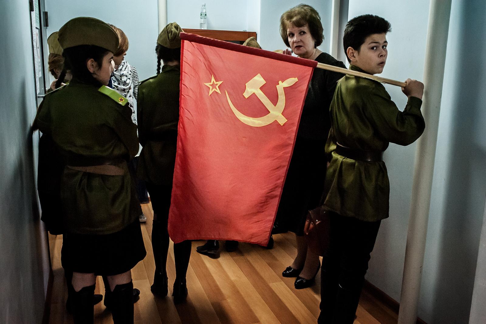  Zdjęcie 2: Dzieci przed spekta...wa ZSRR w II wojnie światowej. 
