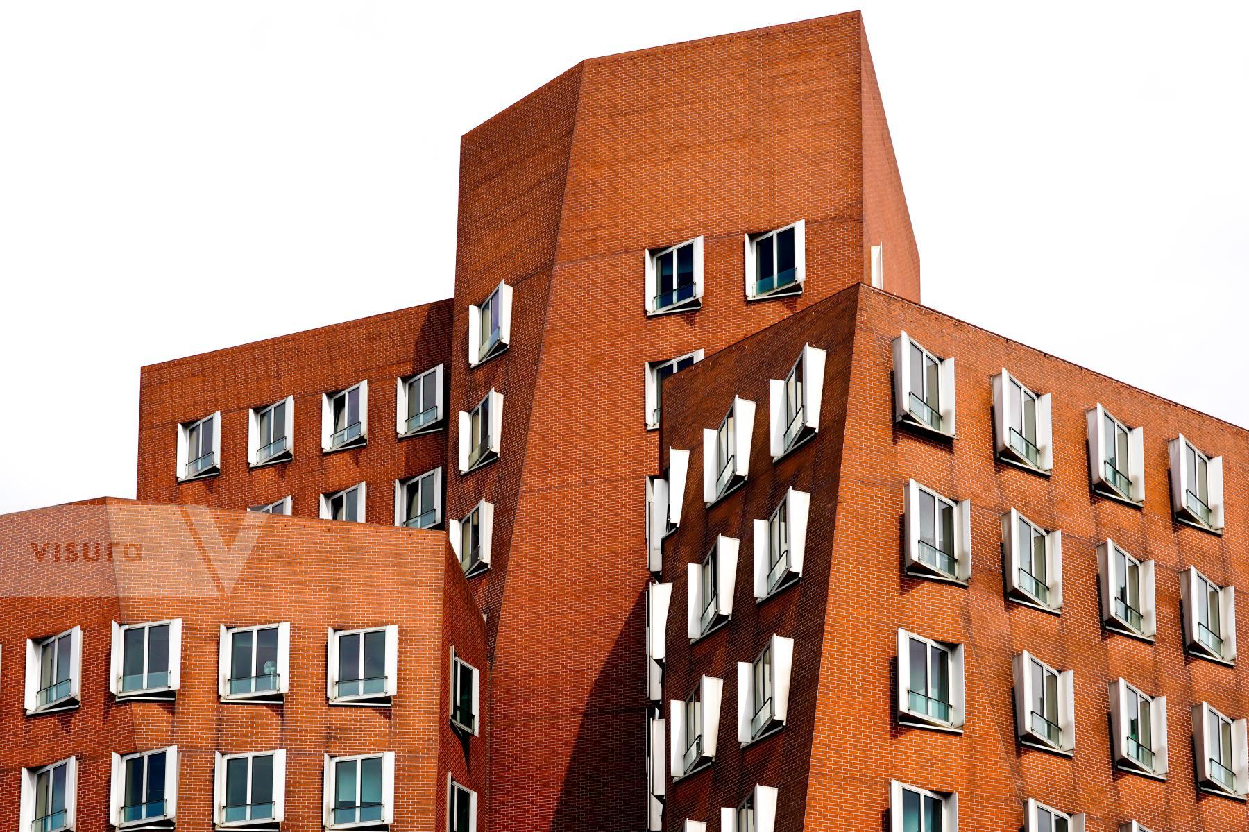 Purchase Architectural City Tours: Gehry Building Düsseldorf. Clinkered Curves: Dynamic Interplay of Form by Michael Nguyen