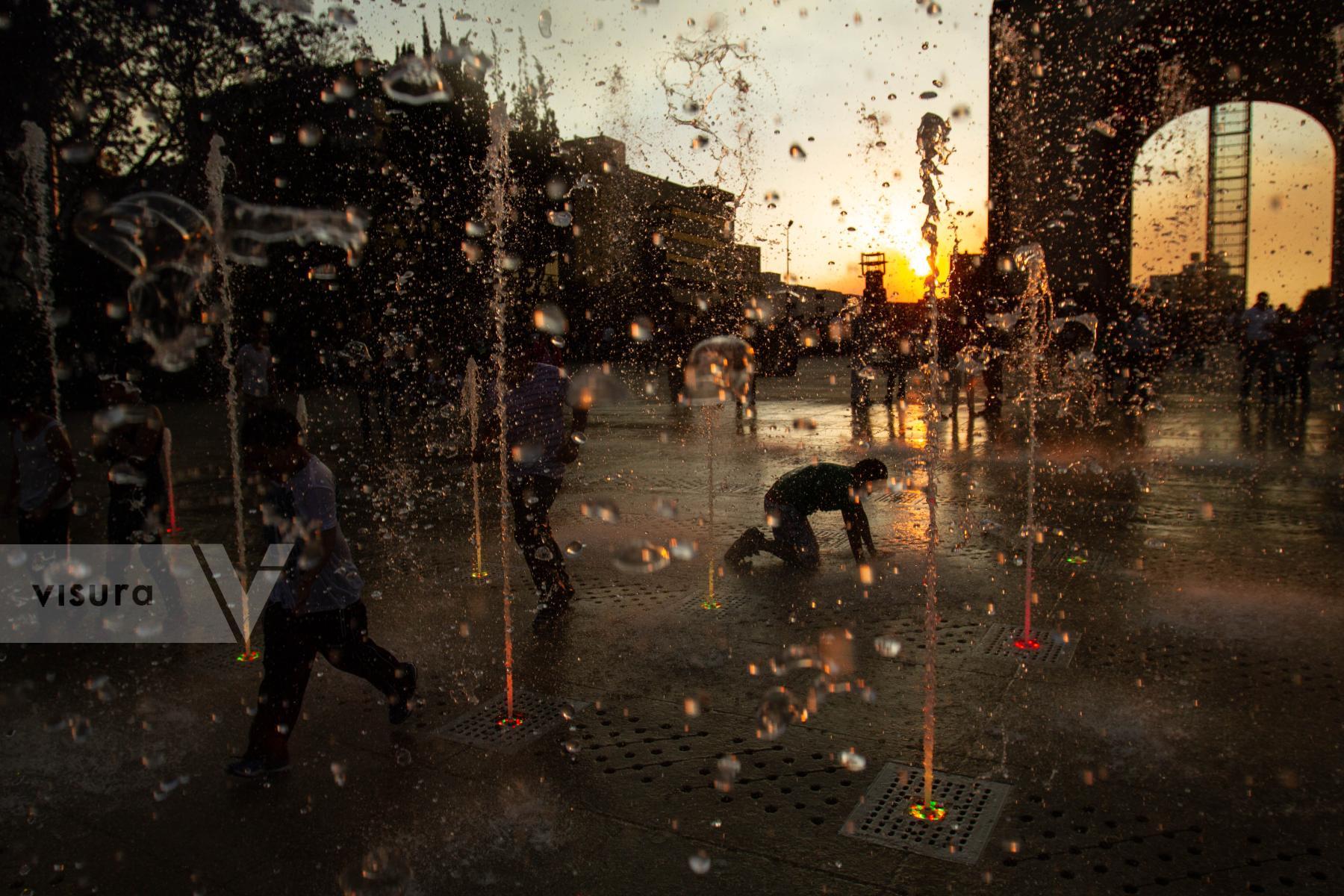 Purchase Dancing fountains. by Octavio Hoyos