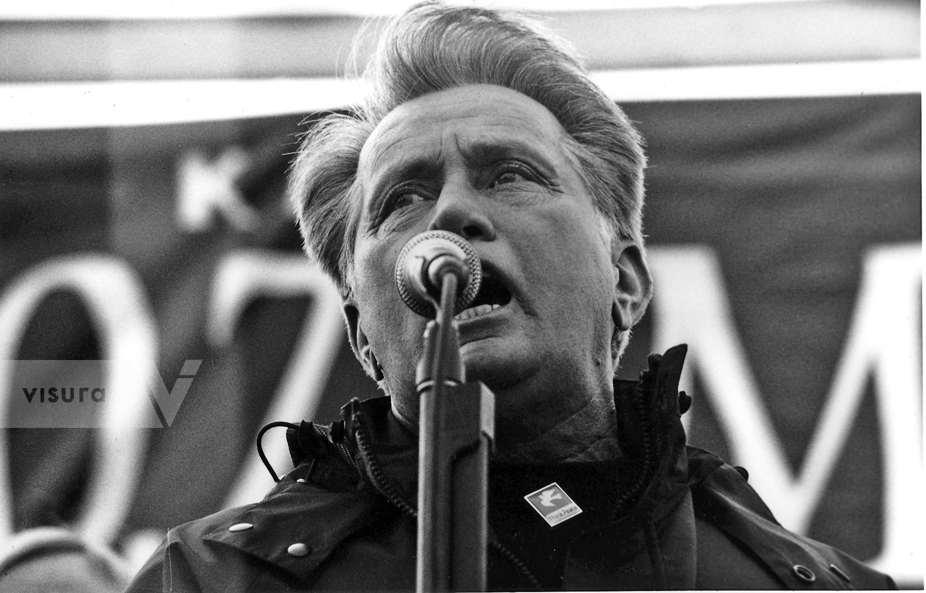 Purchase Martin Sheen - The Activists Activist by Tish Lampert