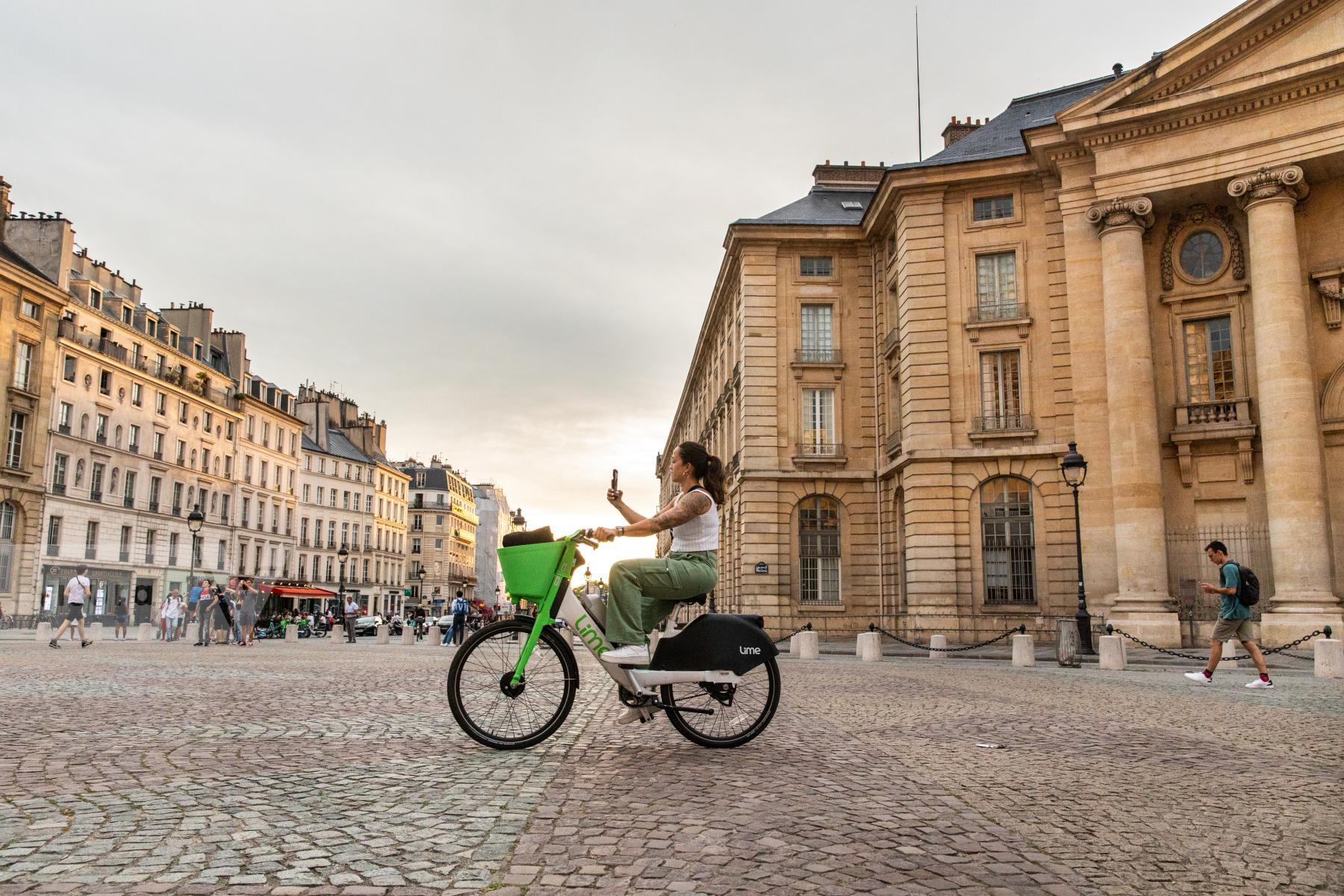 Purchase Renting Bikes in Paris by Katie Linsky Shaw
