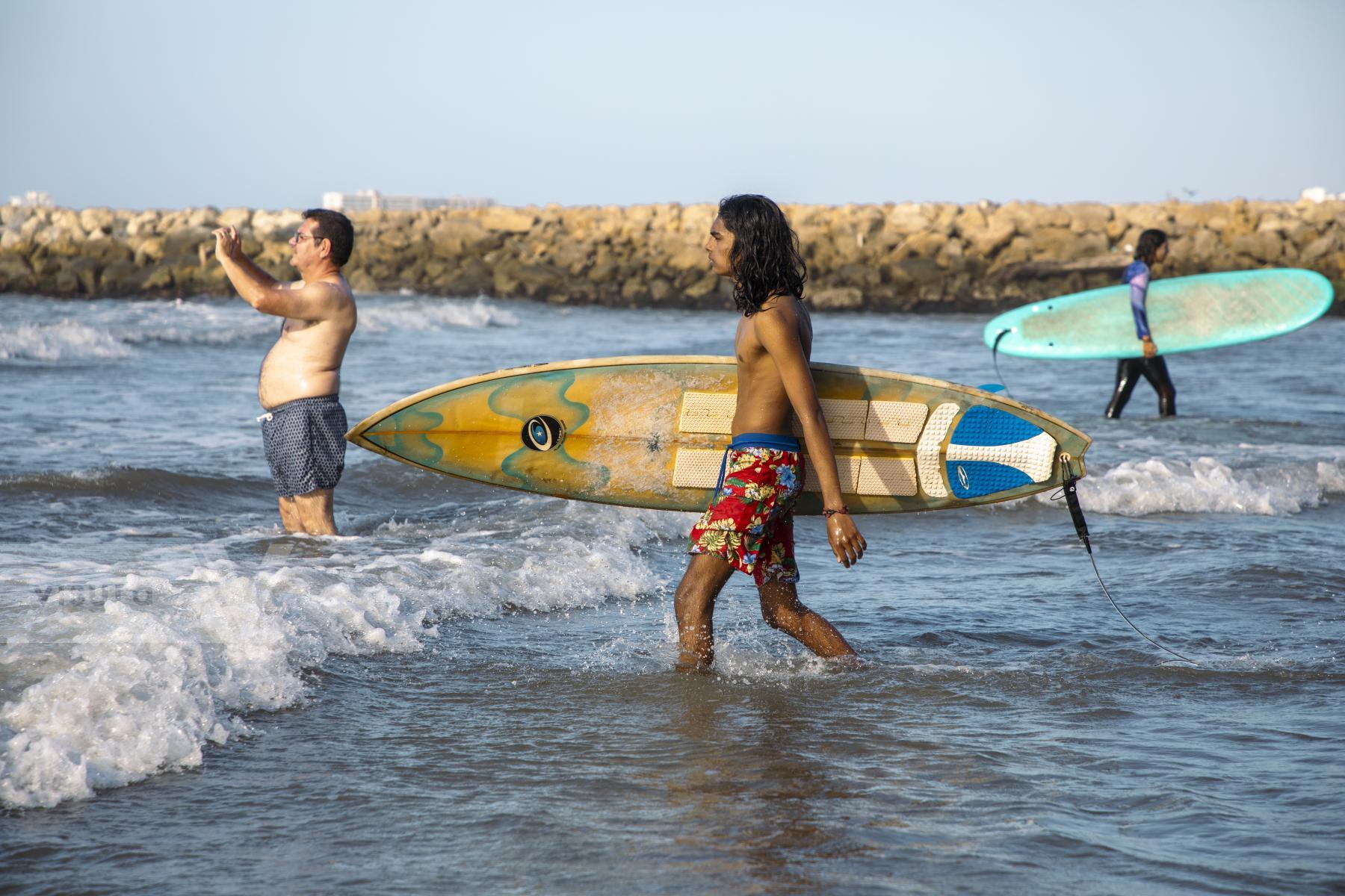 Purchase Un día de surf by Juan Tapias