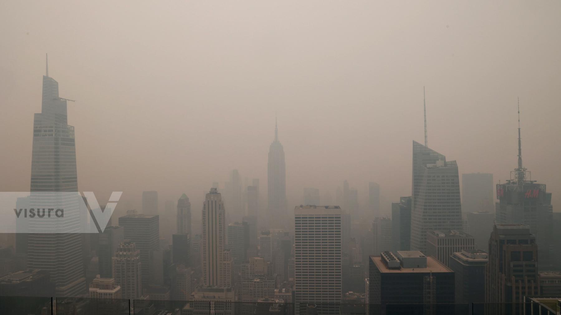 Purchase New York City enveloped by Canadian wildfires smoke by Luiz C. Ribeiro