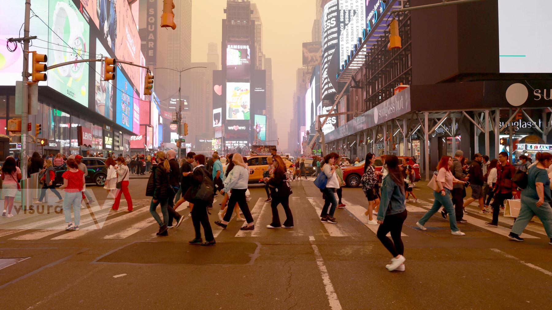 Purchase New York City enveloped by Canadian wildfires smoke by Luiz C. Ribeiro